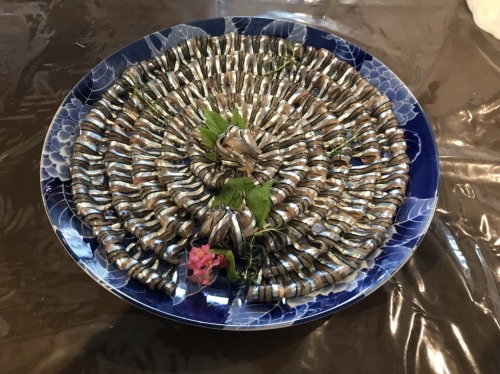 受講生の作品：大皿に円形に盛り付けた小魚の姿造り