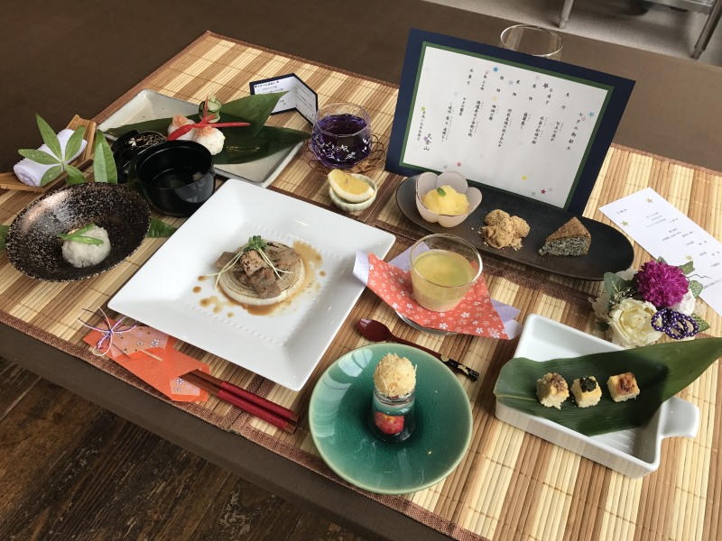 受講生の作品：竹のすだれを敷いた節句のテーブルと和食の献立