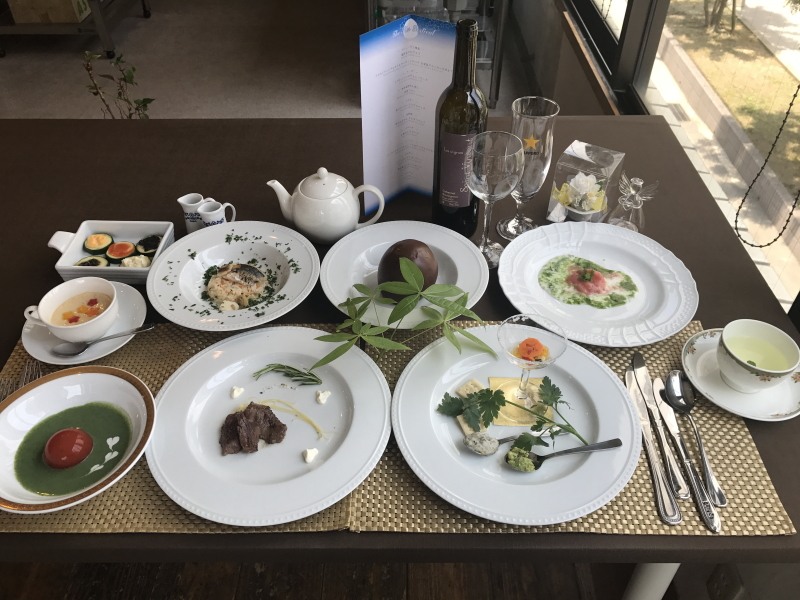 受講生の作品：二人分に取り分けた洋食のフルコースとテーブルセッティング
