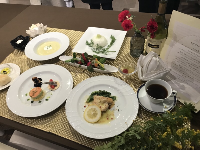 受講生の作品：ミモザを飾った春のテーブルと洋食のコース料理
