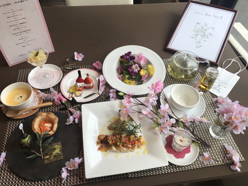 受講生がつくった料理の一皿。桜をあしらった春のテーブルコーディネート