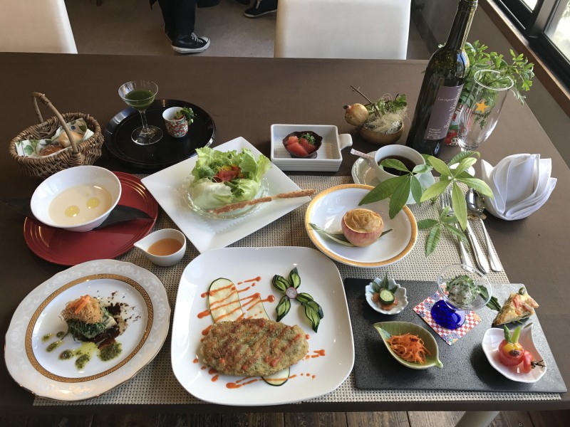 受講生の作品：グリーンでまとめた夏のテーブルと洋食のコース料理