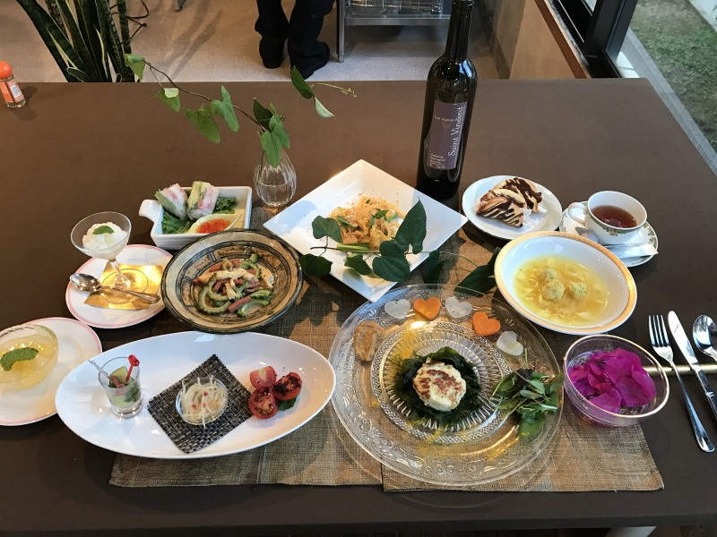受講生の作品：生春巻きやスープを並べたアジアンテイストのコース料理